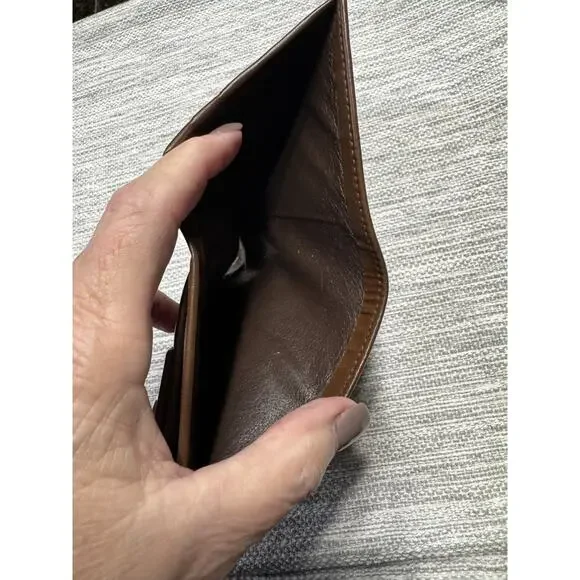 Pre-Love Gucci Bi-Fold Wallet in Classic Beige and Brown GG Canvas and Leather - Picture 4 of 9